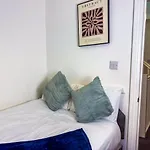 Modern 5 Bedroom By Altoluxoexperience Short Lets & Serviced With Free Wifi & Parking Holiday home Bristol