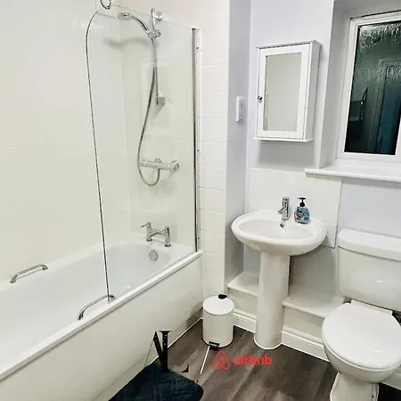 Будинок відпочинку Modern 5 Bedroom By Altoluxoexperience Short Lets & Serviced With Free Wifi & Parking Бристоль
