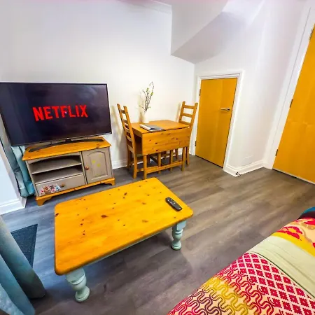 Modern 5 Bedroom By Altoluxoexperience Short Lets & Serviced With Free Wifi & Parking Bristol